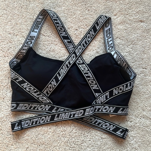 Forever 21 Sports bra in Black with cris cross straps Medium! - Picture 4 of 6